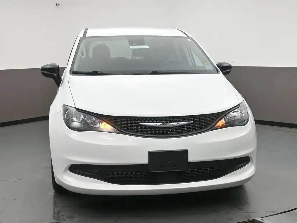 Chrysler Grand Caravan 2024 photo 2