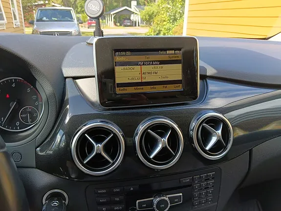 Mercedes-Benz B180 2012 photo 2