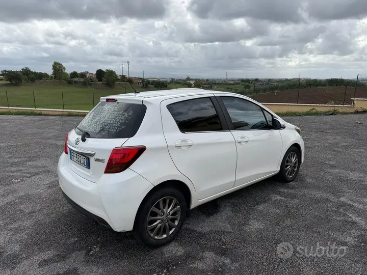 Toyota Yaris 2017 photo 2