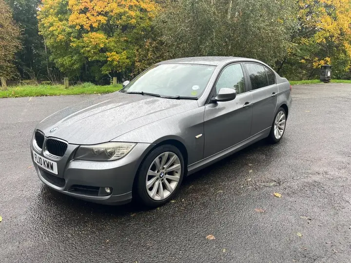 BMW 3 Series 2010 photo 2