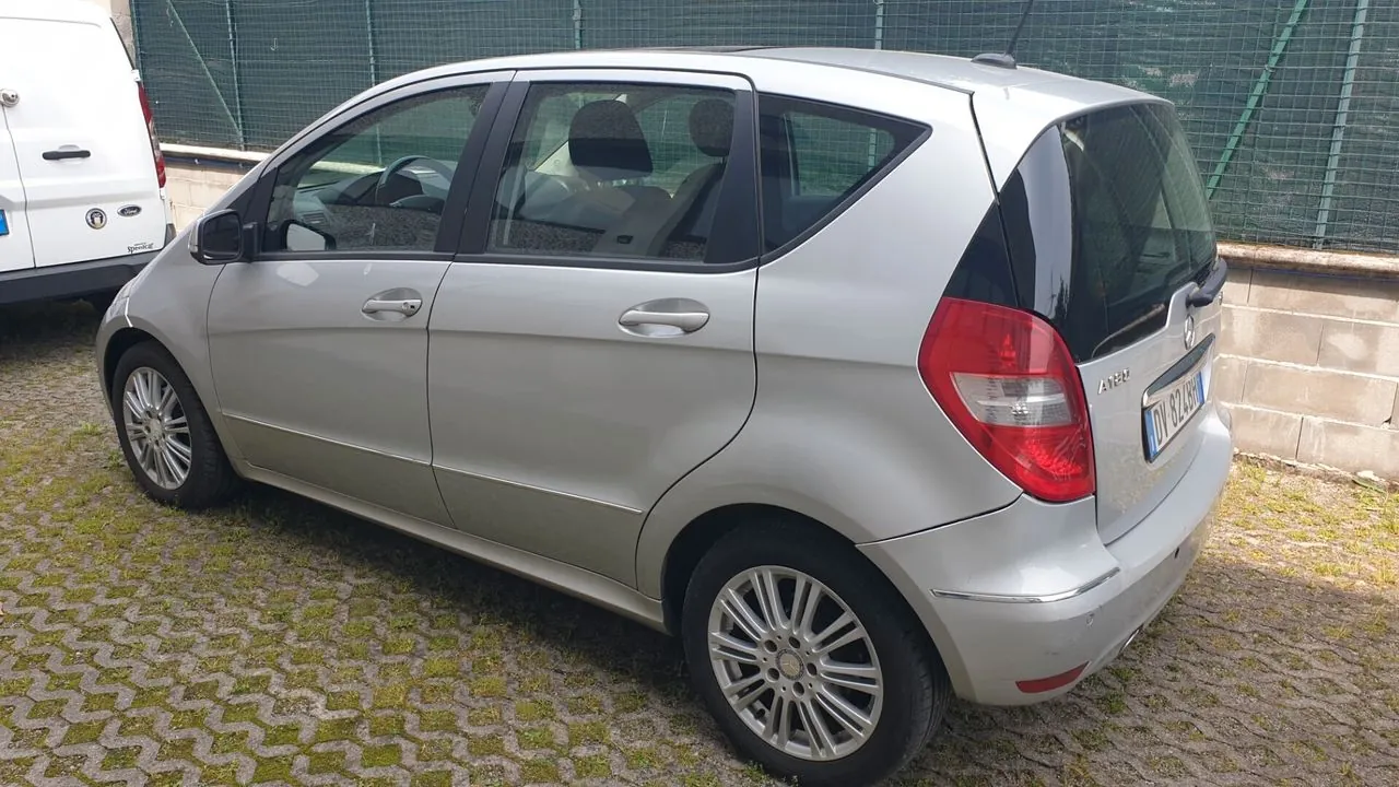 Mercedes-Benz A 180 2009 photo 2