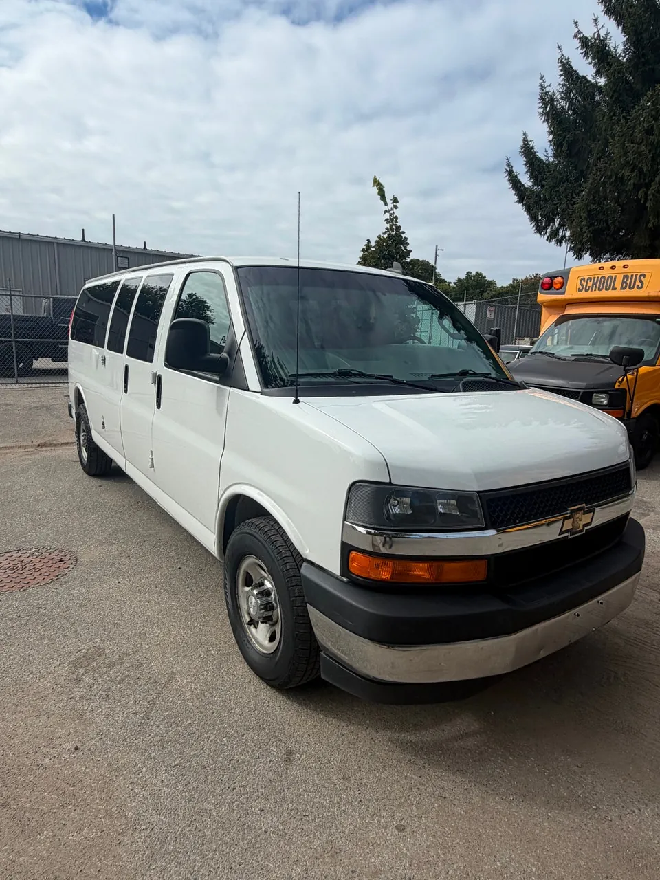 GMC Savana 2017 photo 2