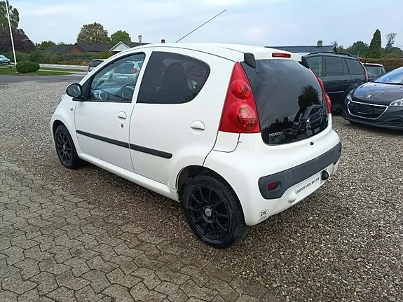 Peugeot 107 2011 photo 5