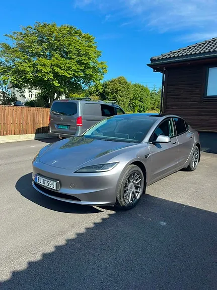 Tesla Model 3 2025 photo 2