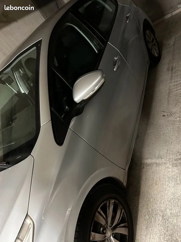 Peugeot 208 2014 photo 2