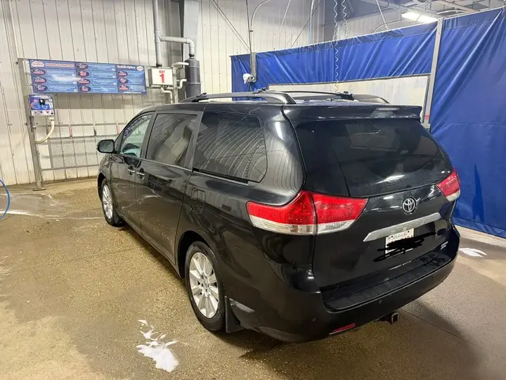 Toyota Sienna 2013 photo 3