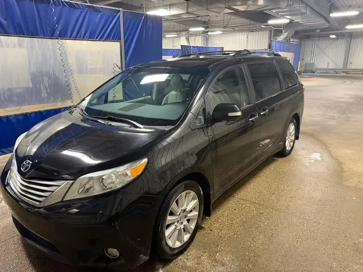 Toyota Sienna 2013 photo 2