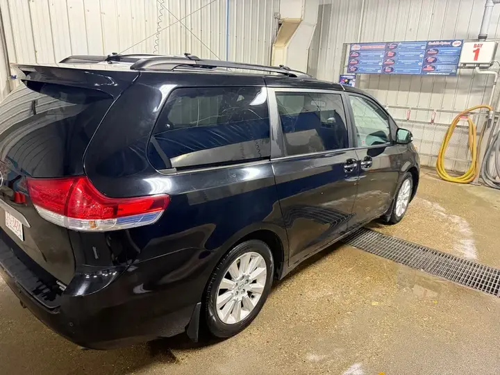 Toyota Sienna 2013 photo 4