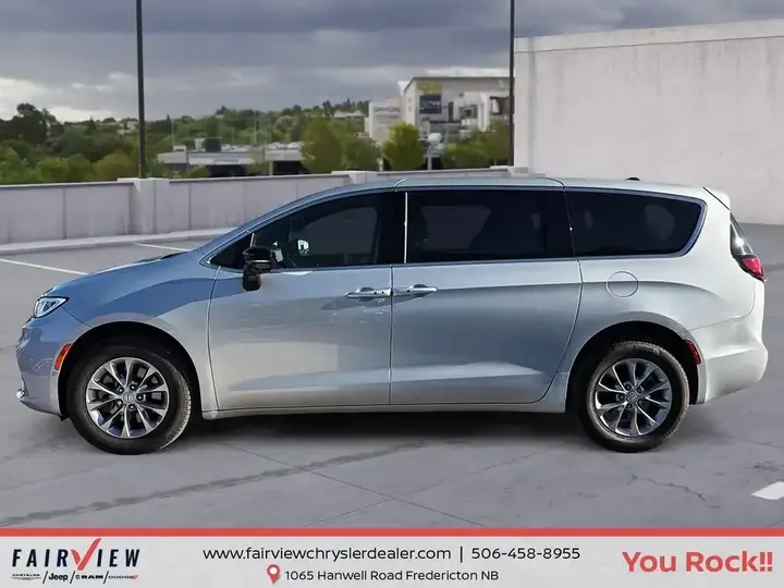 Chrysler Pacifica 2026 photo 3