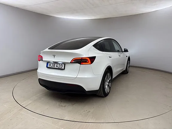 Tesla Model Y 2023 photo 4