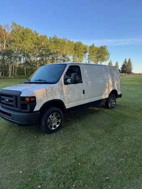 Ford E-150 2011 photo 2