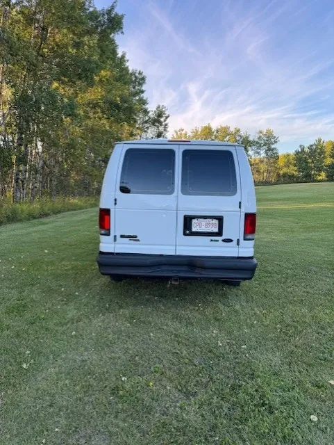 Ford E-150 2011 photo 3