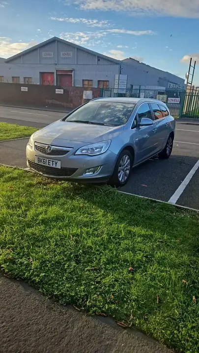 Vauxhall Astra 2011 photo 2