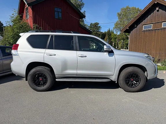 Toyota Land Cruiser 2010 photo 2