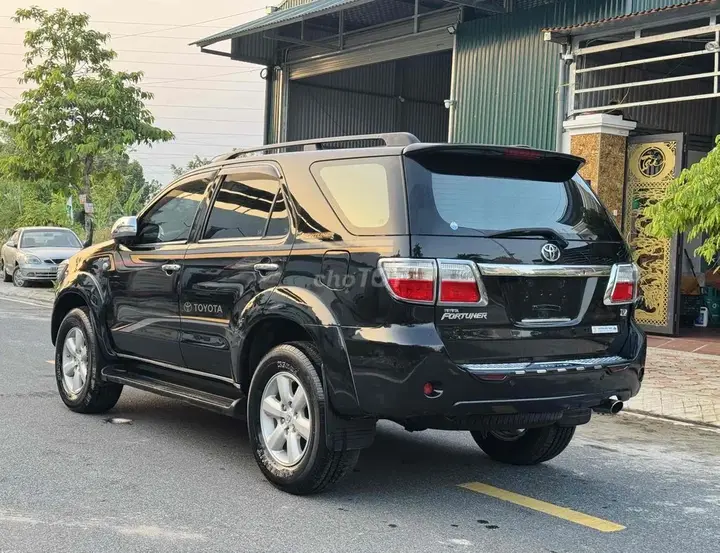 Toyota Fortuner 2011 photo 4