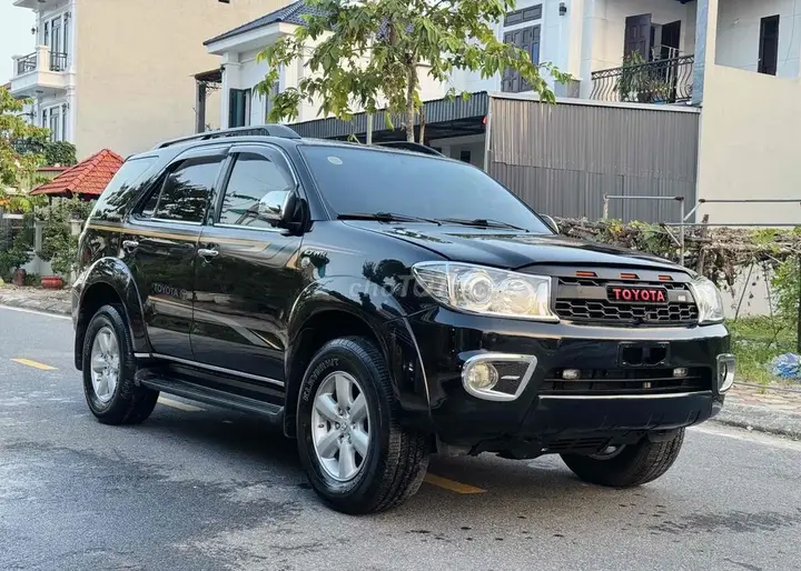 Toyota Fortuner 2011 photo 2