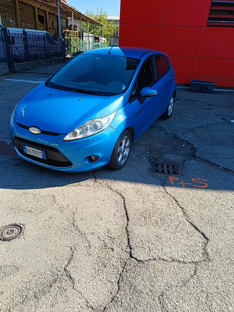 Ford Fiesta 2010 photo 2