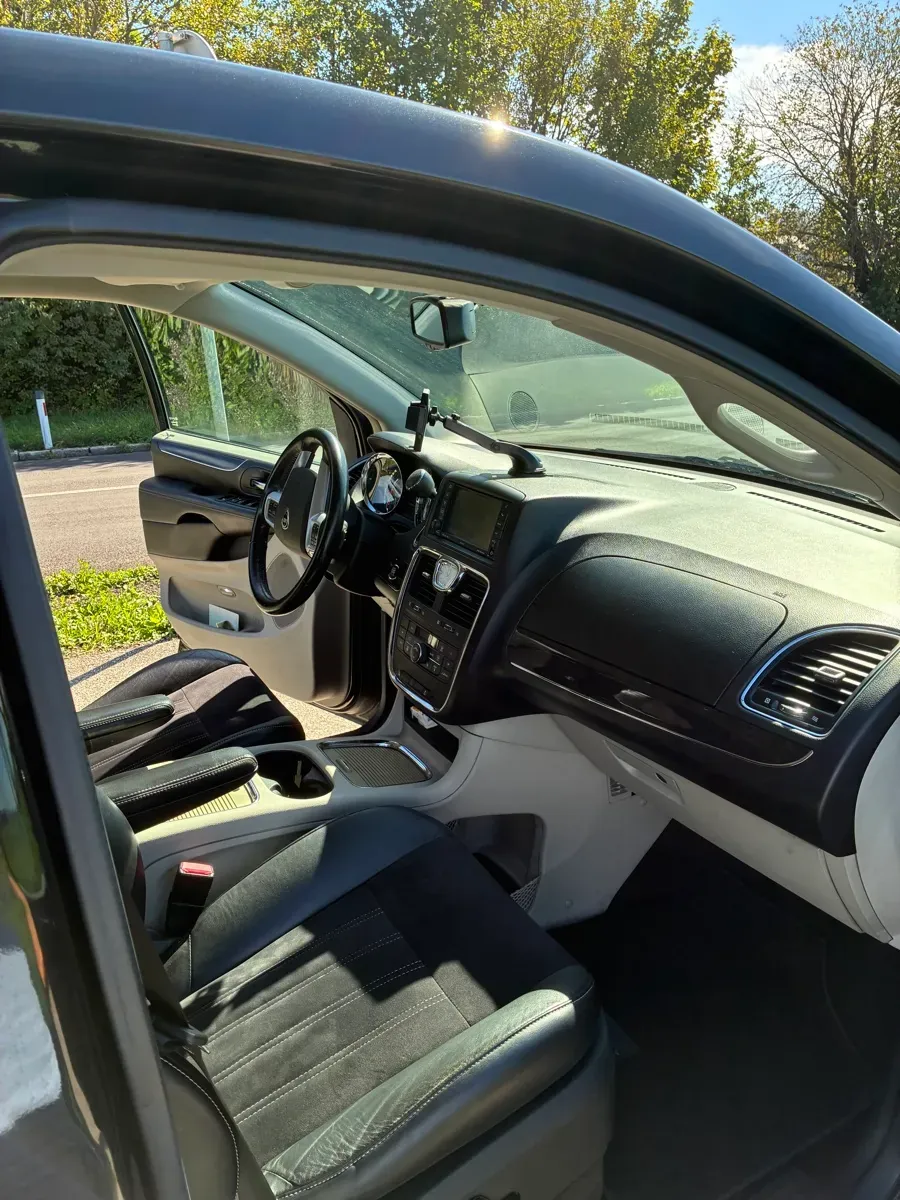 Lancia Voyager 2014 photo 3