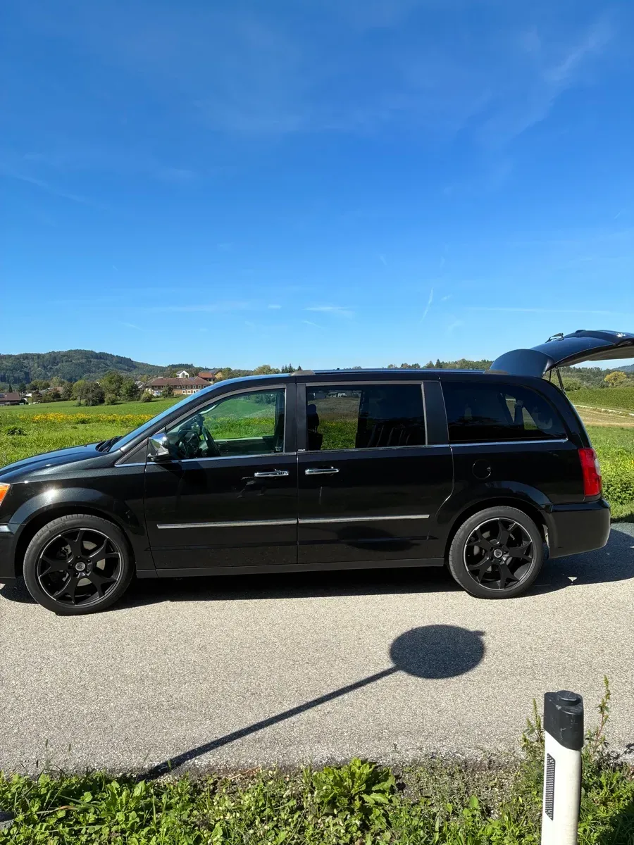 Lancia Voyager 2014 photo 2