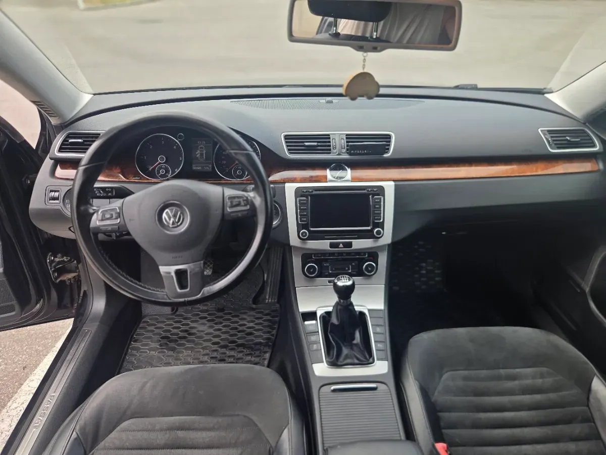 Volkswagen Passat 2011 photo 2