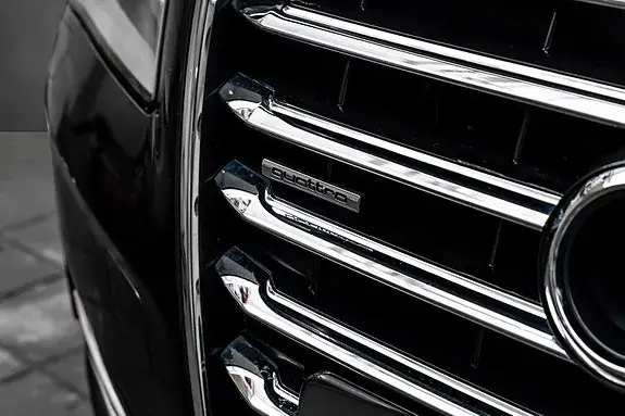 Audi A8 2012 photo 5