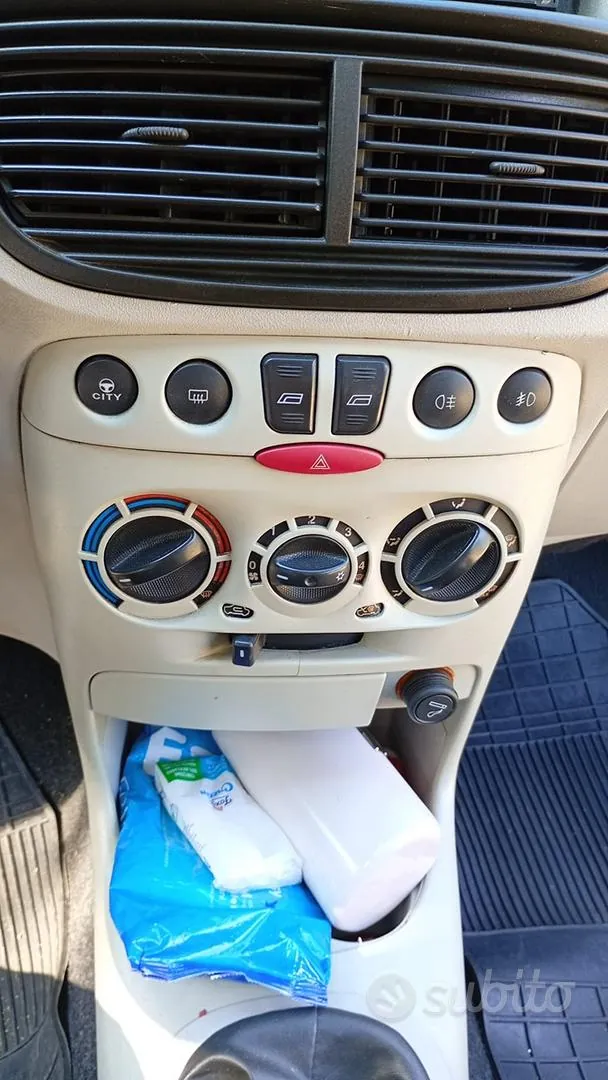 Fiat Punto 2004 photo 2