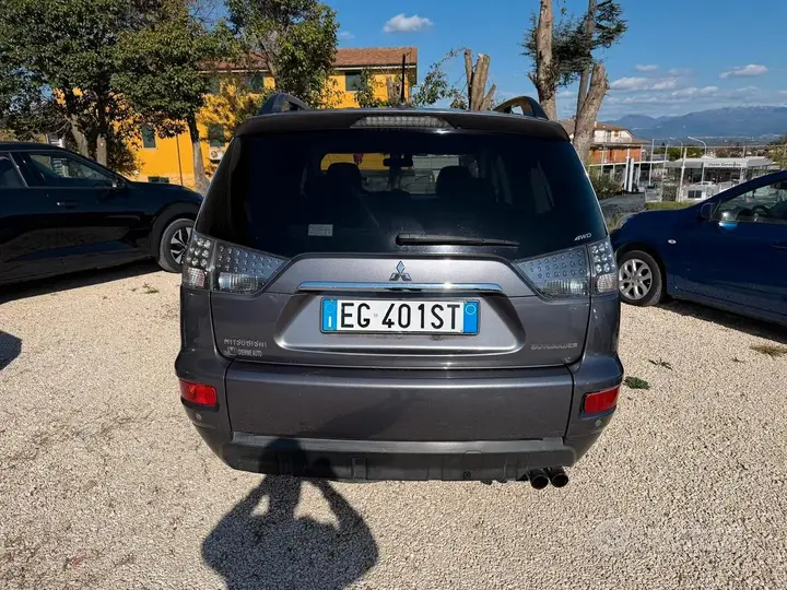 Mitsubishi Outlander 2011 photo 4