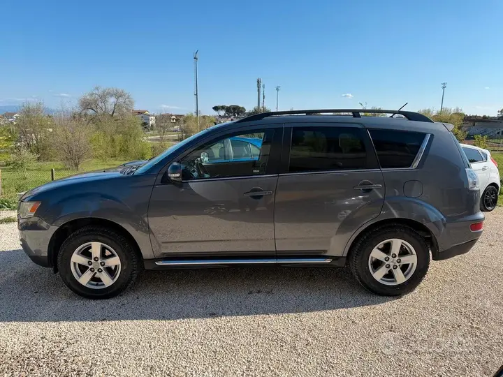 Mitsubishi Outlander 2011 photo 2