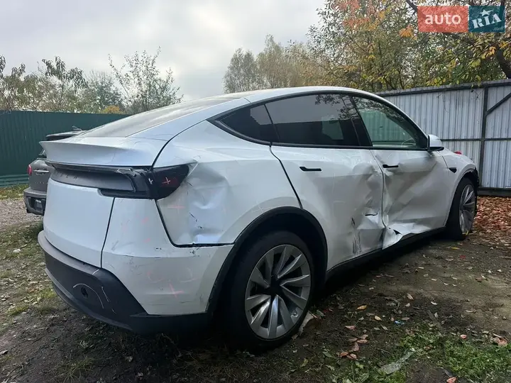Tesla Model Y 2026 photo 2