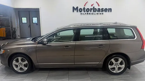 Volvo V70 2010 photo 2