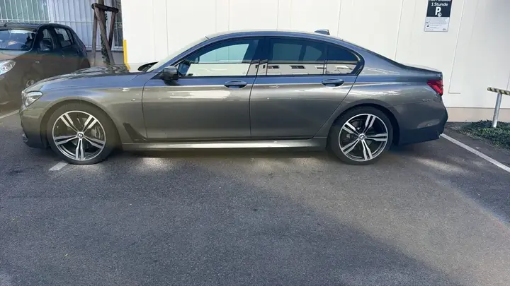 BMW 7 Series 2017 photo 2