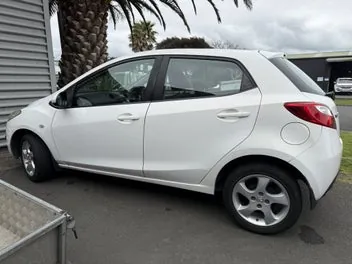 Mazda 2 2014 photo 3