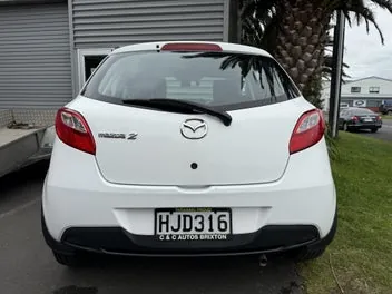 Mazda 2 2014 photo 4