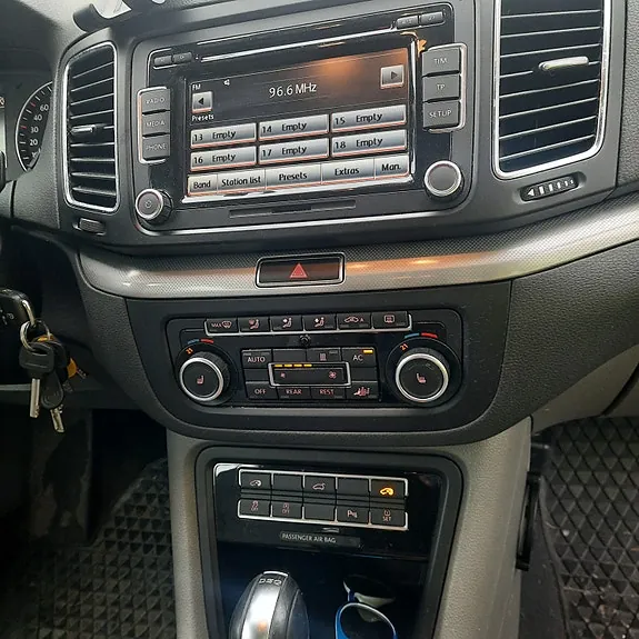 Volkswagen Sharan 2011 photo 2