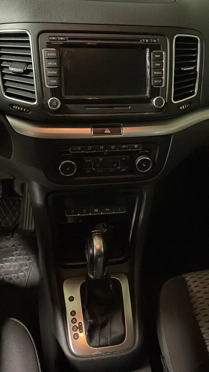Volkswagen Sharan 2011 photo 2