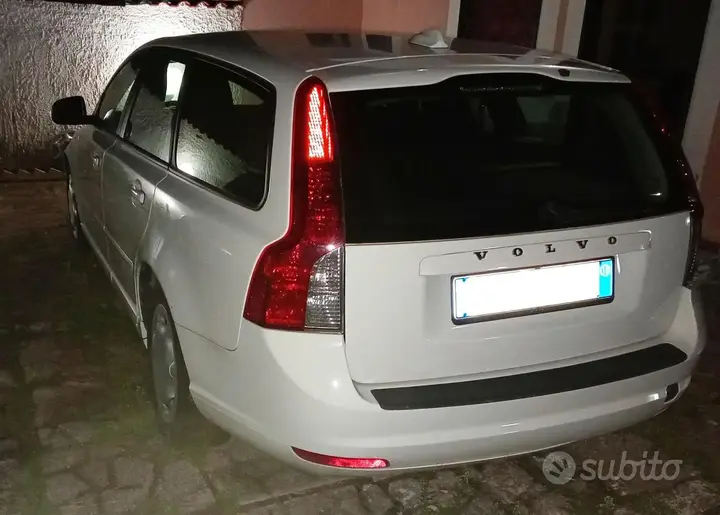 Volvo V50 2011 photo 2