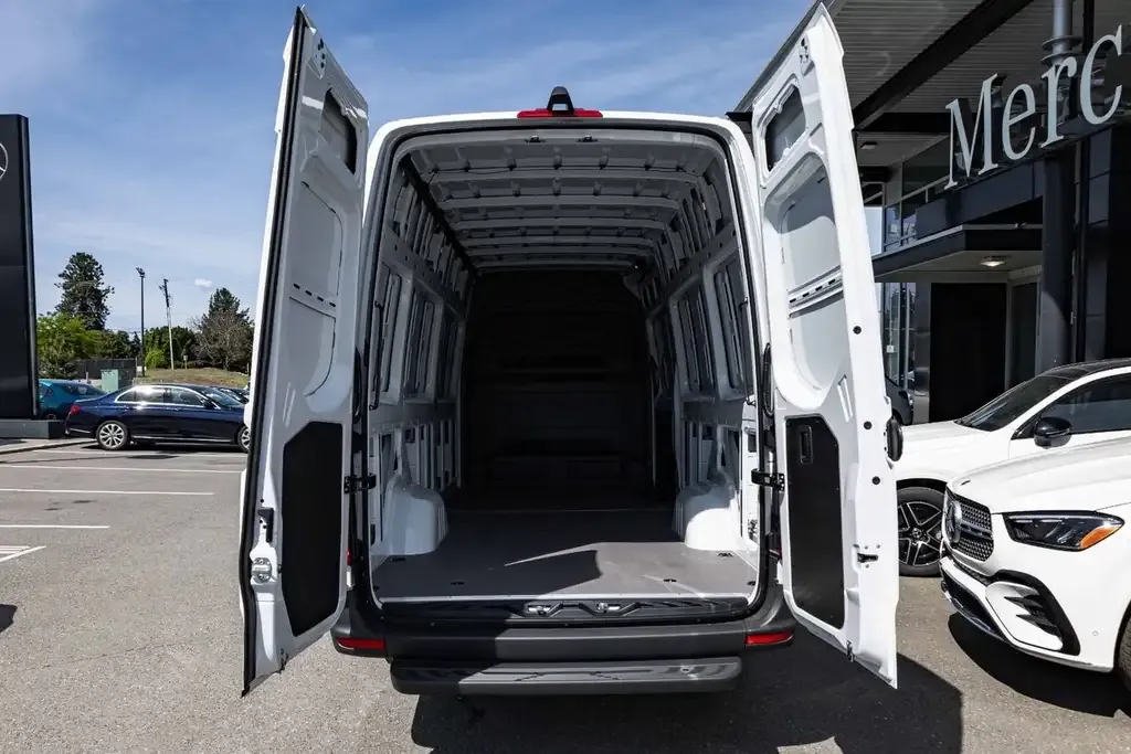 Mercedes-Benz Sprinter 2026 photo 5