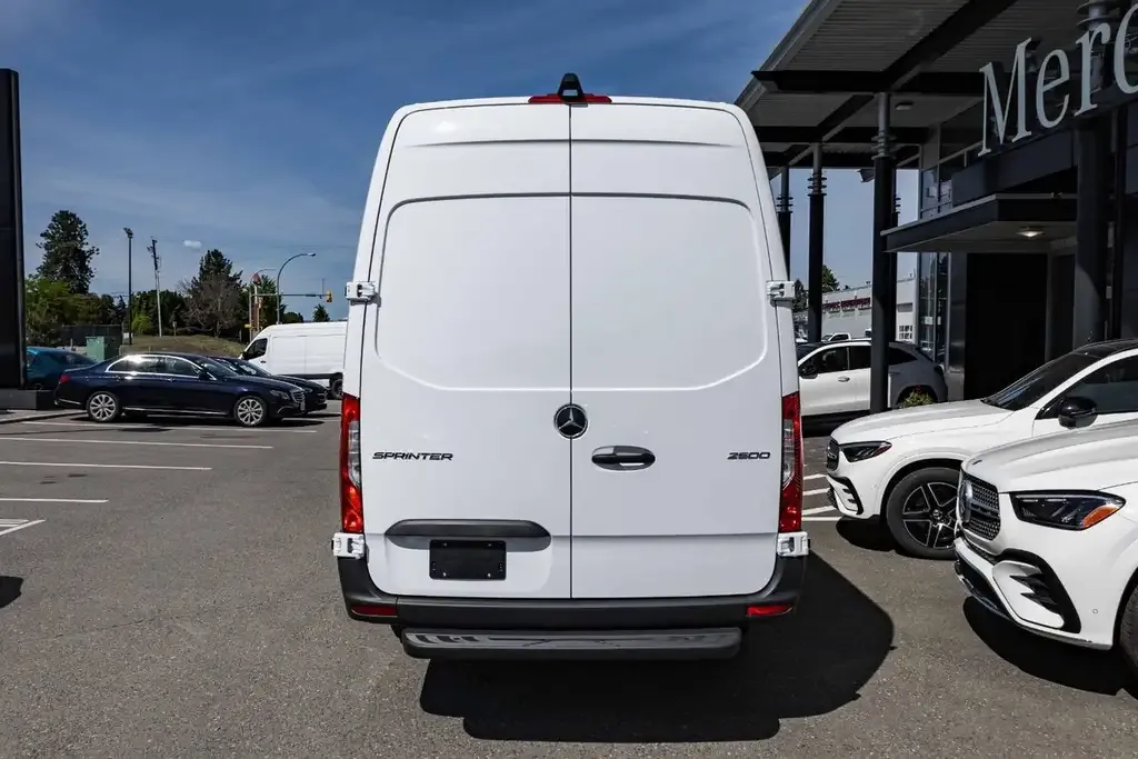 Mercedes-Benz Sprinter 2026 photo 4