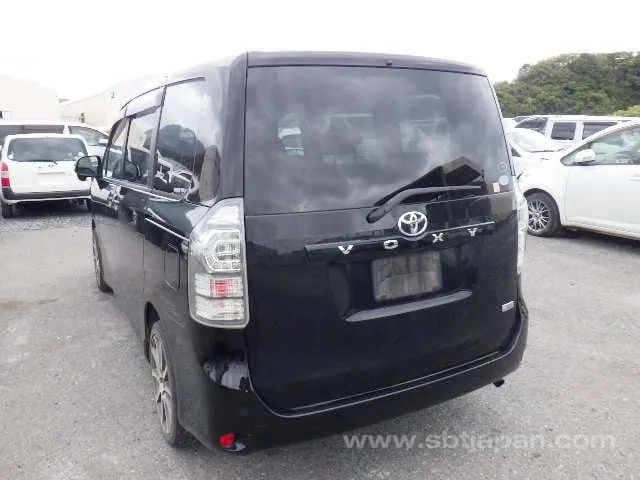 Toyota Voxy 2010 photo 3