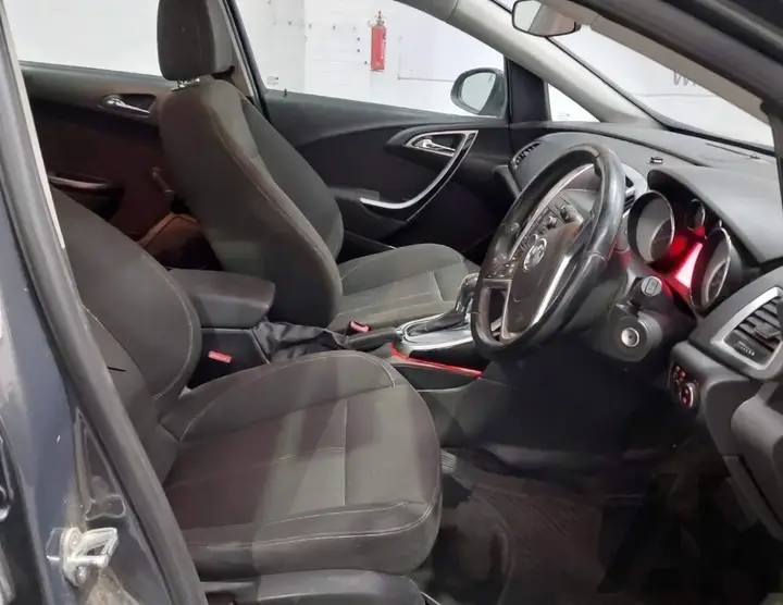 Vauxhall Astra 2013 photo 4
