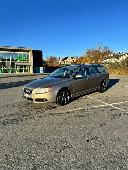 Volvo V70 2010 photo 2