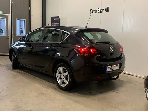 Opel Astra 2012 photo 2