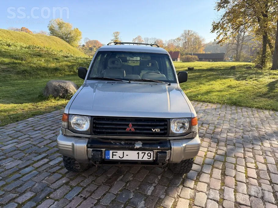 Mitsubishi Pajero 1998 photo 2