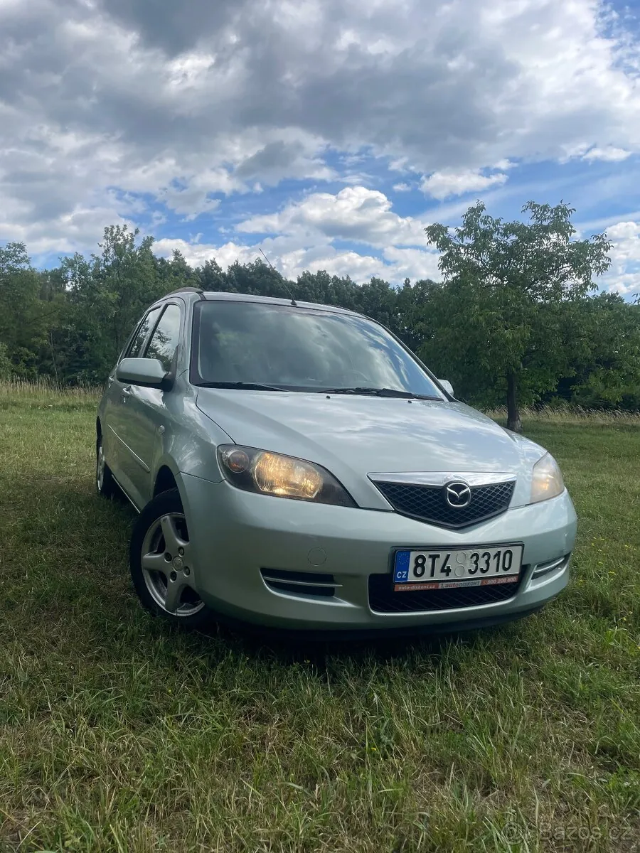 Mazda 2 2004 photo 2