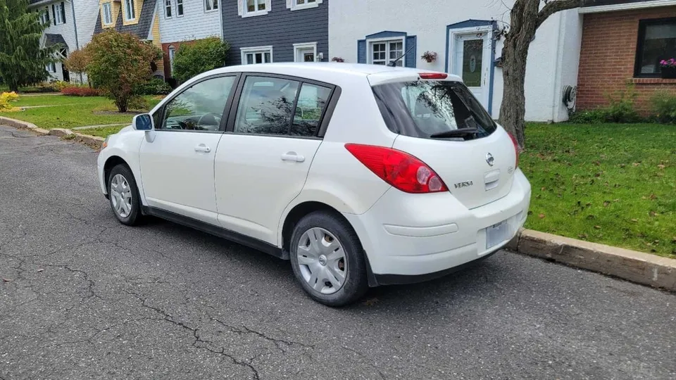 Nissan Versa 2012 photo 3