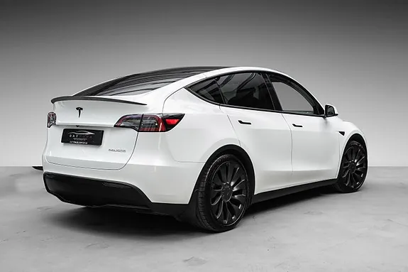 Tesla Model Y 2023 photo 2