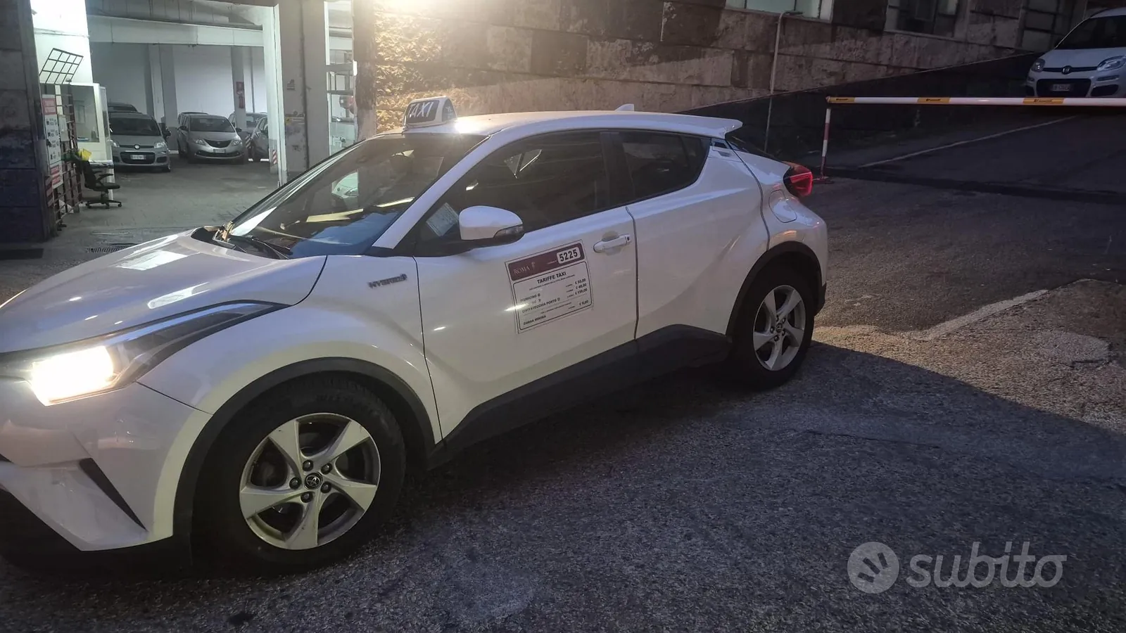 Toyota C-Hr 2018 photo 2