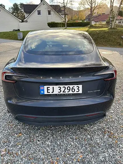 Tesla Model 3 2024 photo 2