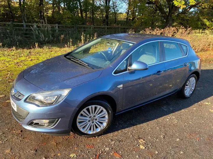 Vauxhall Astra 2014 photo 2