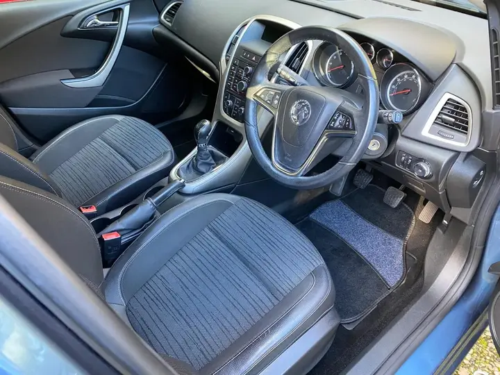 Vauxhall Astra 2014 photo 3